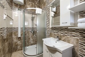 Dusche, Haartrockner, Bidet, Handtücher
