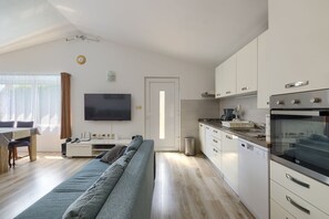 Kühlschrank, Mikrowelle, Ofen, Geschirrspüler