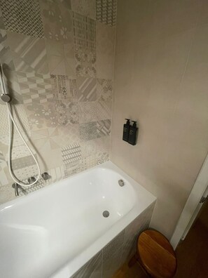 Badekar, hårtørrer, bidet, håndklæder