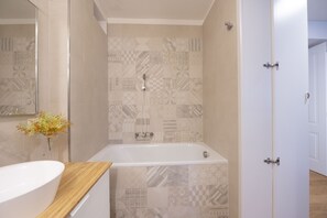 Baignoire, séchoir à cheveux, bidet, serviettes fournies