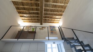 A staircase with a wooden ceiling and a glass railing. - Charm and Style by Campo de' Fiori (Roma)