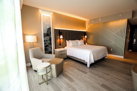 Signature King ADA | Pillowtop beds, in-room safe, iron/ironing board, free cribs/infant beds. Table Mountain Casino Resort