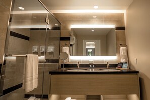 Shower, rainfall showerhead, free toiletries, hair dryer - Table Mountain Casino Resort (Friant)