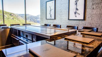 6 restaurantes, se sirven desayunos, comidas, cenas y cocina americana