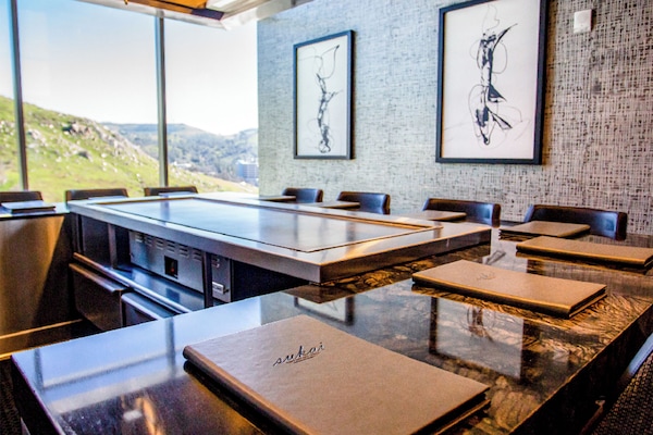 6 restaurants, breakfast, lunch, dinner served; American cuisine
