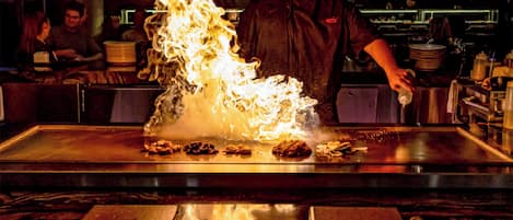 6 restaurants, breakfast, lunch, dinner served; American cuisine