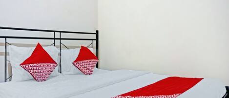 Escritorio, wifi gratis y ropa de cama