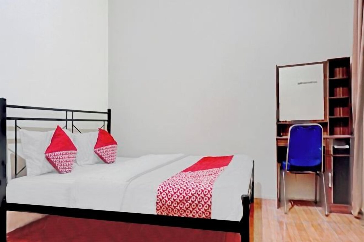 Desk, WiFi (free), bed sheets