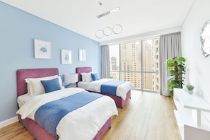 Deluxe 2BR Apartment | 2 ห้องนอน, โต๊ะทำงาน, เตารีด/โต๊ะรีดผ้า, เปลนอนเด็กแบบพกพา