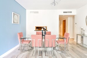 Dining - Al Fattan - Sea View - Luxury JBR - Free Beach Resorts Access! (Dubai)