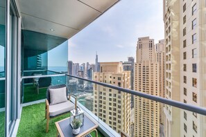 Deluxe 2BR Apartment | Balkon