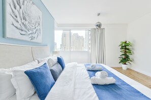 Deluxe 2BR Apartment | 2 ห้องนอน, โต๊ะทำงาน, เตารีด/โต๊ะรีดผ้า, เปลนอนเด็กแบบพกพา