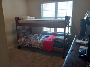 3 bedrooms, internet, bed sheets