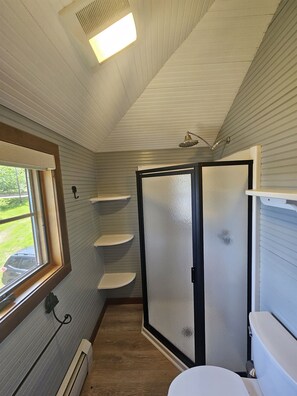 Shower, towels - Stunning Blue Mountain Lake - Waterfront Property! (Blue Mountain lake)