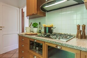 Kühlschrank, Ofen, Geschirrspüler, Wasserkocher mit Kaffee-/Teezubehör