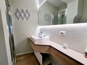 Dutxa, assecador de cabells, bidet i tovalloles 