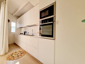 Køleskab, mikrobølgeovn, ovn, kogeplade