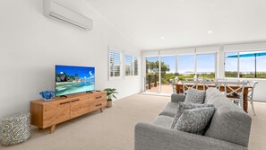 TV, books - SilverTide Retreat in Silverleaves (Silverleaves)
