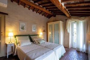 2 quartos, ferros/tábuas de passar roupa, berço de viagem