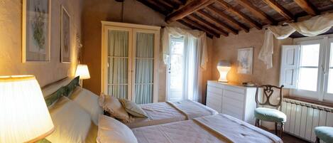 2 habitaciones, tabla de planchar con plancha y cuna de viaje