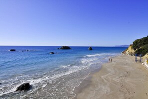 Una spiaggia nelle vicinanze, lettini da mare