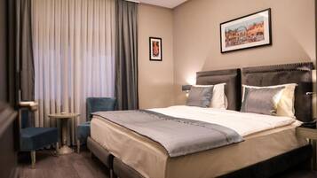 Kamar Standar | Tirai kedap cahaya, setrika/meja setrika, dan Wi-Fi gratis