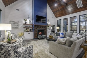 テレビ、暖炉、テーブルサッカー台、プリンター