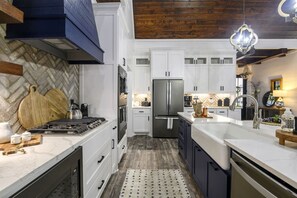 冷蔵庫、電子レンジ、オーブン、コンロ