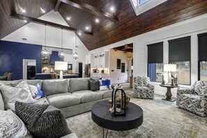 TV, fireplace, table football, printers - Brand New! APs Landing|Sleeps 15 (Broken Bow)
