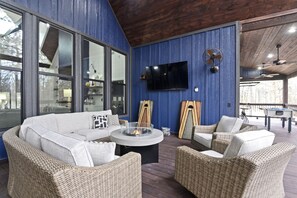 テレビ、暖炉、テーブルサッカー台、プリンター