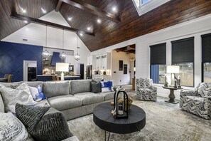 テレビ、暖炉、テーブルサッカー台、プリンター