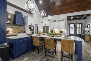 Fridge, microwave, oven, stovetop - Brand New! APs Landing|Sleeps 15 (Broken Bow)