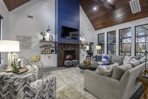 テレビ、暖炉、テーブルサッカー台、プリンター