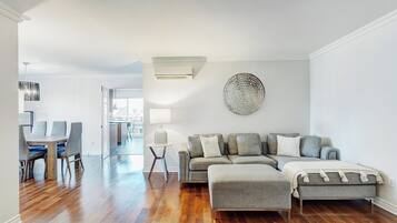 TV connectée, cheminée, espaces bureaux