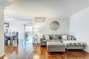 Smart TV, chimenea y oficina 