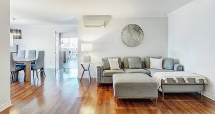 Bright quiet 2 bedroom condo, heart of Quatrier Dix30