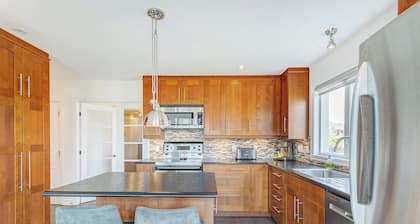 Bright quiet 2 bedroom condo, heart of Quatrier Dix30