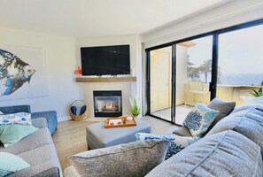 Smart-TV, Kamin, Videospiele, Bücher