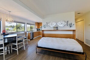 1 Schlafzimmer, Schreibtisch, Bügeleisen/Bügelbrett, Reisekinderbett