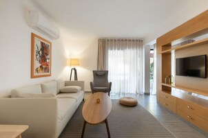 Junior Suite | Premium bedding, minibar, in-room safe, free WiFi