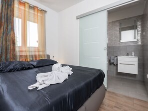 4 habitaciones, tabla de planchar con plancha, wifi y ropa de cama 