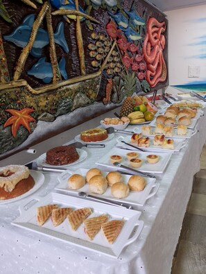 Desayuno autoservicio gratuito y diario