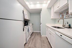 ثلاجة، ميكروويف، فرن، غسالة أطباق