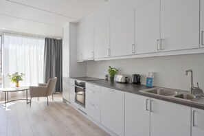 Appartement | Privékeuken | Een koelkast, een oven, een vaatwasser, een koffiezetapparaat/waterkoker