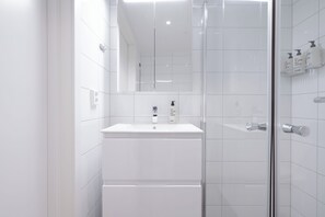 Roomy Apartment - 1 Bedroom | Bathroom sink - Bob W Oslo Gamle (Oslo)