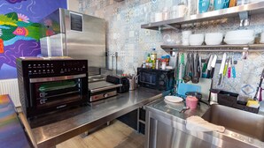 Réfrigérateur, micro-ondes, plaque de cuisson, grille-pain