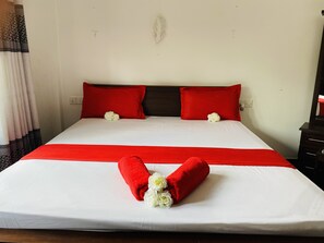 Egyptian cotton sheets, premium bedding, desk, free WiFi - The Kingslayer Resort  (Negombo)