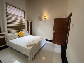 Deluxe Double or Twin Room | Egyptian cotton sheets, premium bedding, desk, free WiFi - The Kingslayer Resort  (Negombo)