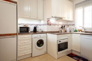 Frigorífico, microondas, horno y placa de cocina
