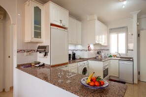 Fridge, microwave, oven, stovetop - APARTAMENTO EN LOS NIETOS (Los Nietos)